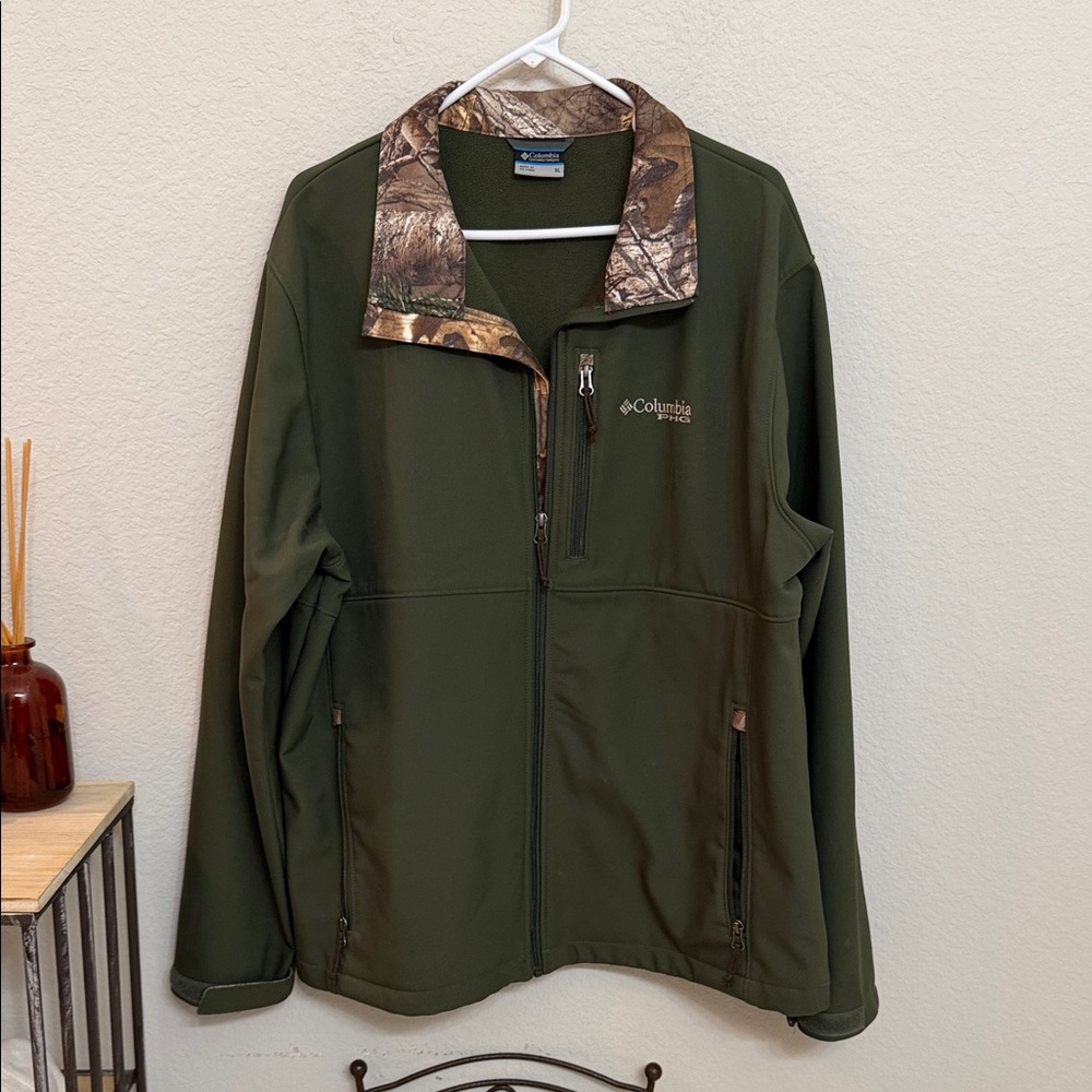 Columbia Men's Olive Soft shell Jacket with Camo Details